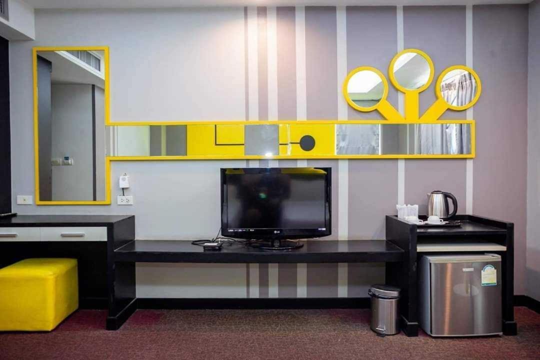 Capital O 75514 Vasidtee City Hotel Suphan Buri Bagian luar foto