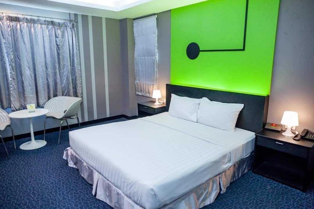 Capital O 75514 Vasidtee City Hotel Suphan Buri Bagian luar foto