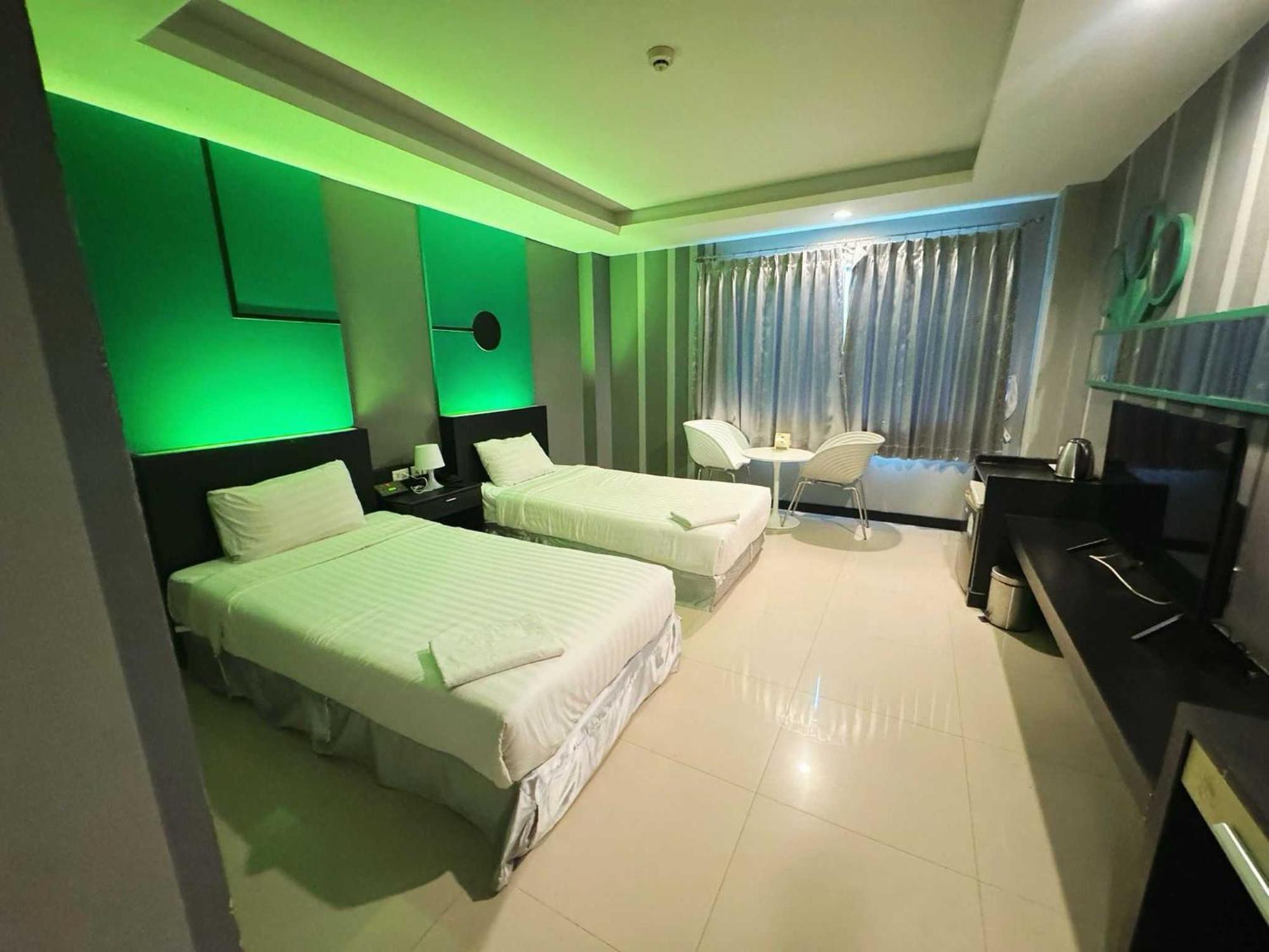 Capital O 75514 Vasidtee City Hotel Suphan Buri Bagian luar foto