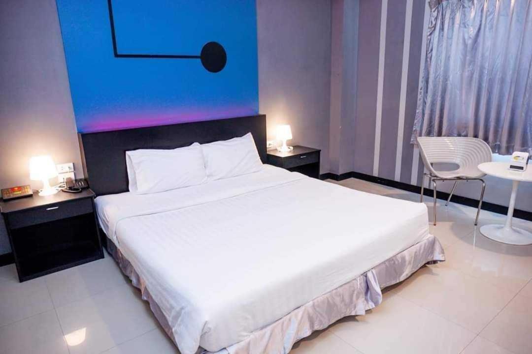Capital O 75514 Vasidtee City Hotel Suphan Buri Bagian luar foto