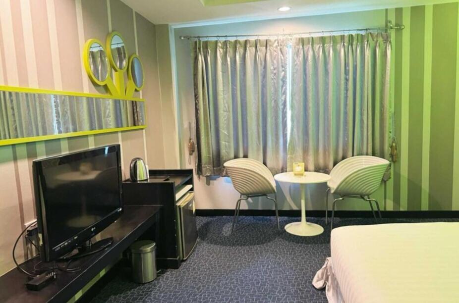 Capital O 75514 Vasidtee City Hotel Suphan Buri Bagian luar foto