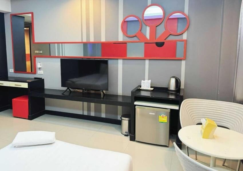 Capital O 75514 Vasidtee City Hotel Suphan Buri Bagian luar foto