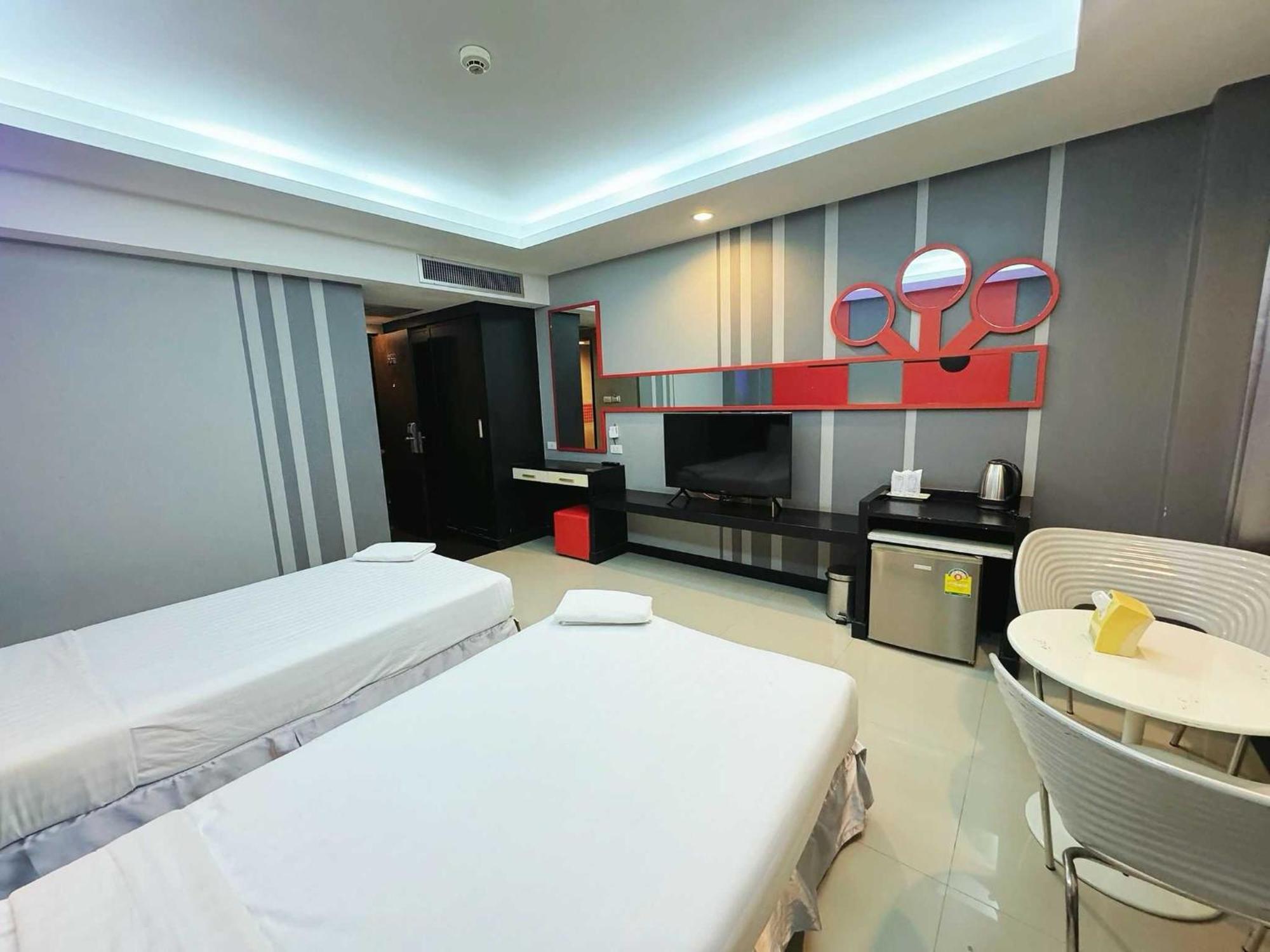 Capital O 75514 Vasidtee City Hotel Suphan Buri Bagian luar foto