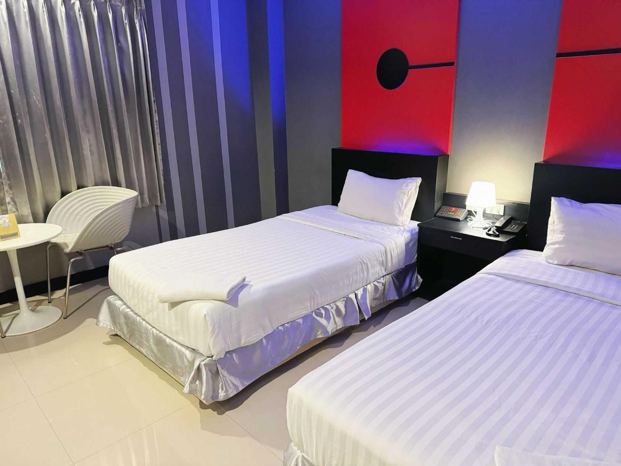 Capital O 75514 Vasidtee City Hotel Suphan Buri Bagian luar foto