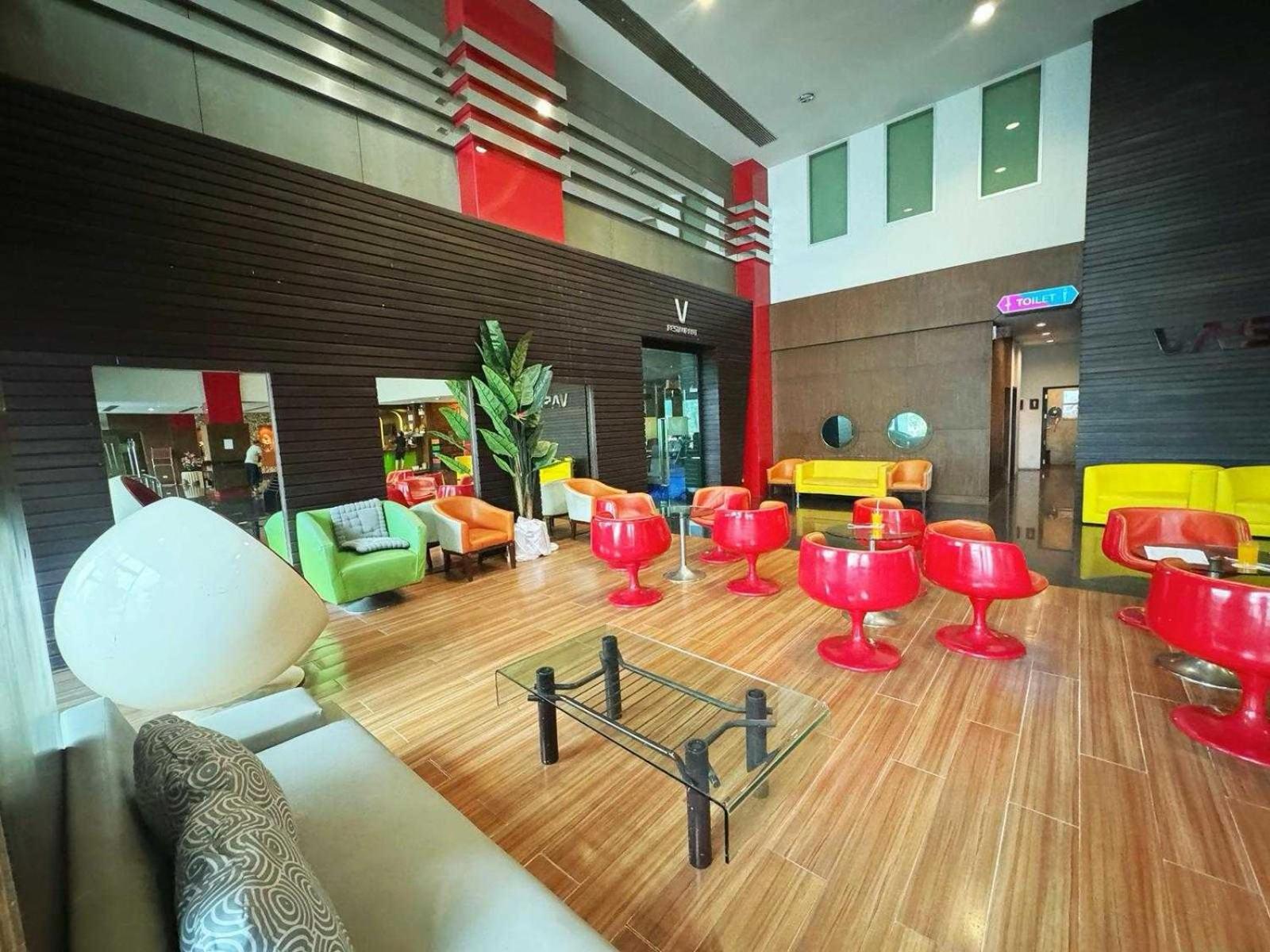 Capital O 75514 Vasidtee City Hotel Suphan Buri Bagian luar foto