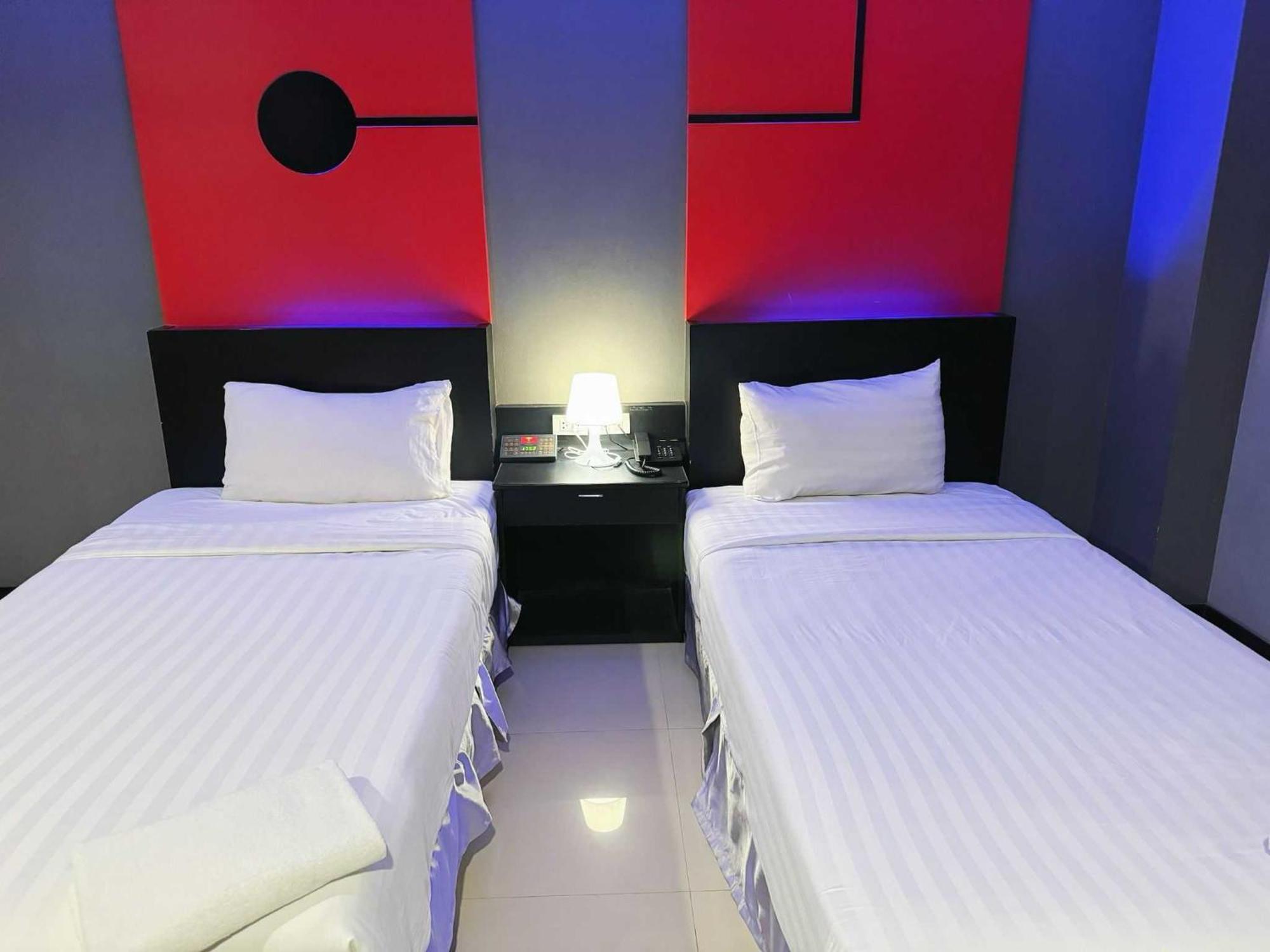 Capital O 75514 Vasidtee City Hotel Suphan Buri Bagian luar foto