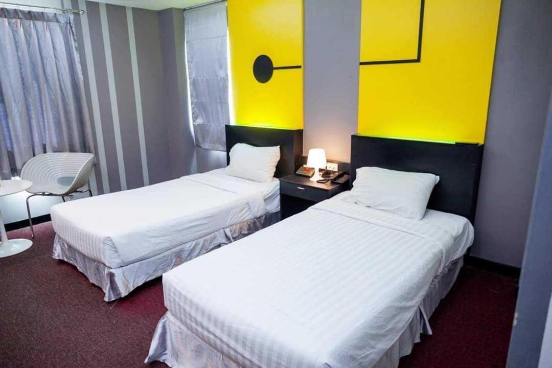 Capital O 75514 Vasidtee City Hotel Suphan Buri Bagian luar foto