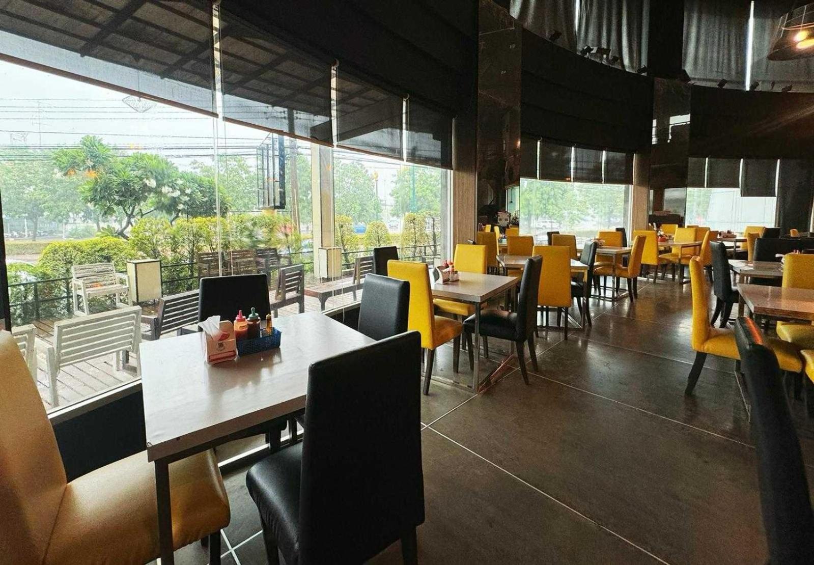 Capital O 75514 Vasidtee City Hotel Suphan Buri Bagian luar foto