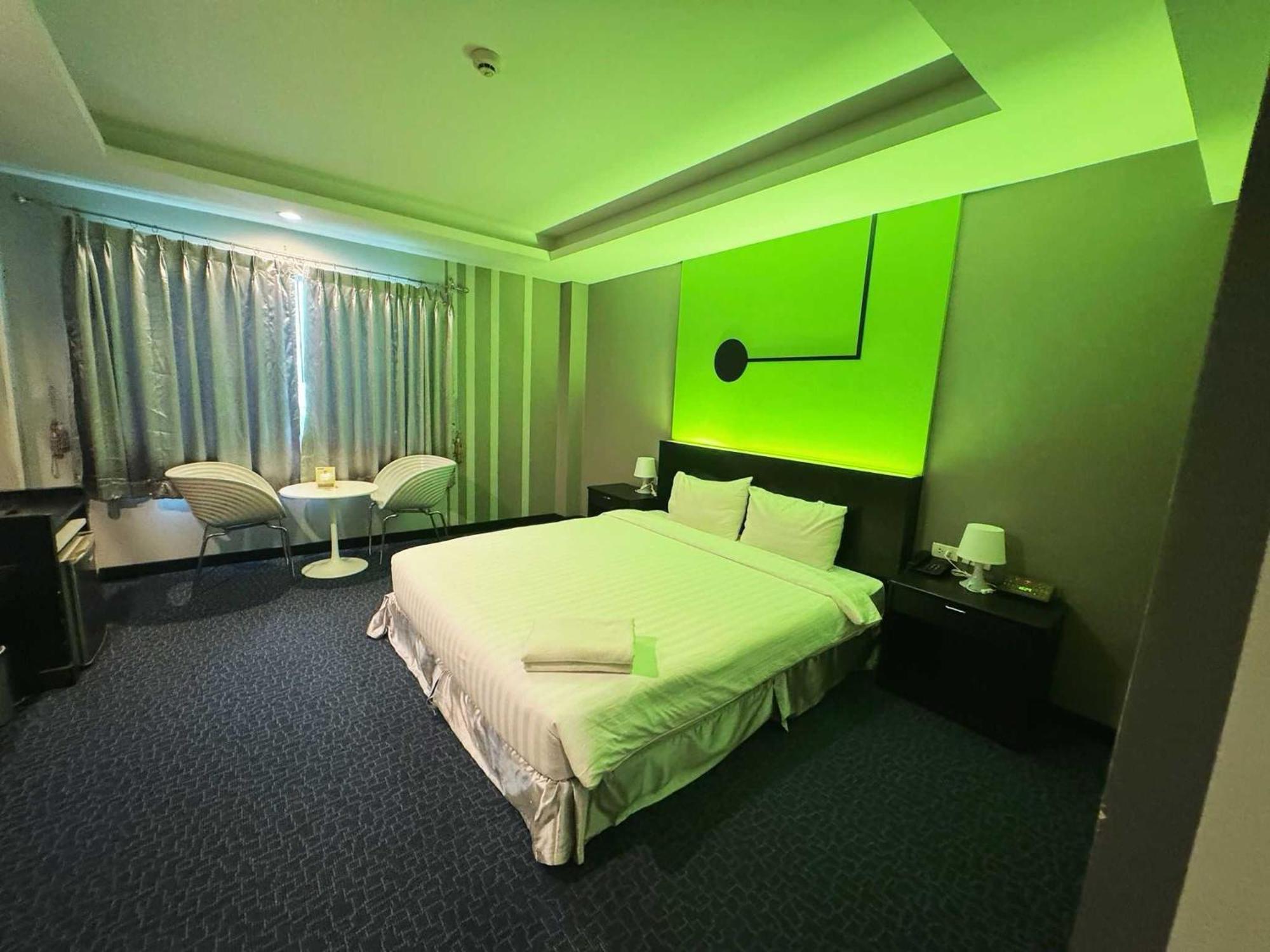 Capital O 75514 Vasidtee City Hotel Suphan Buri Bagian luar foto