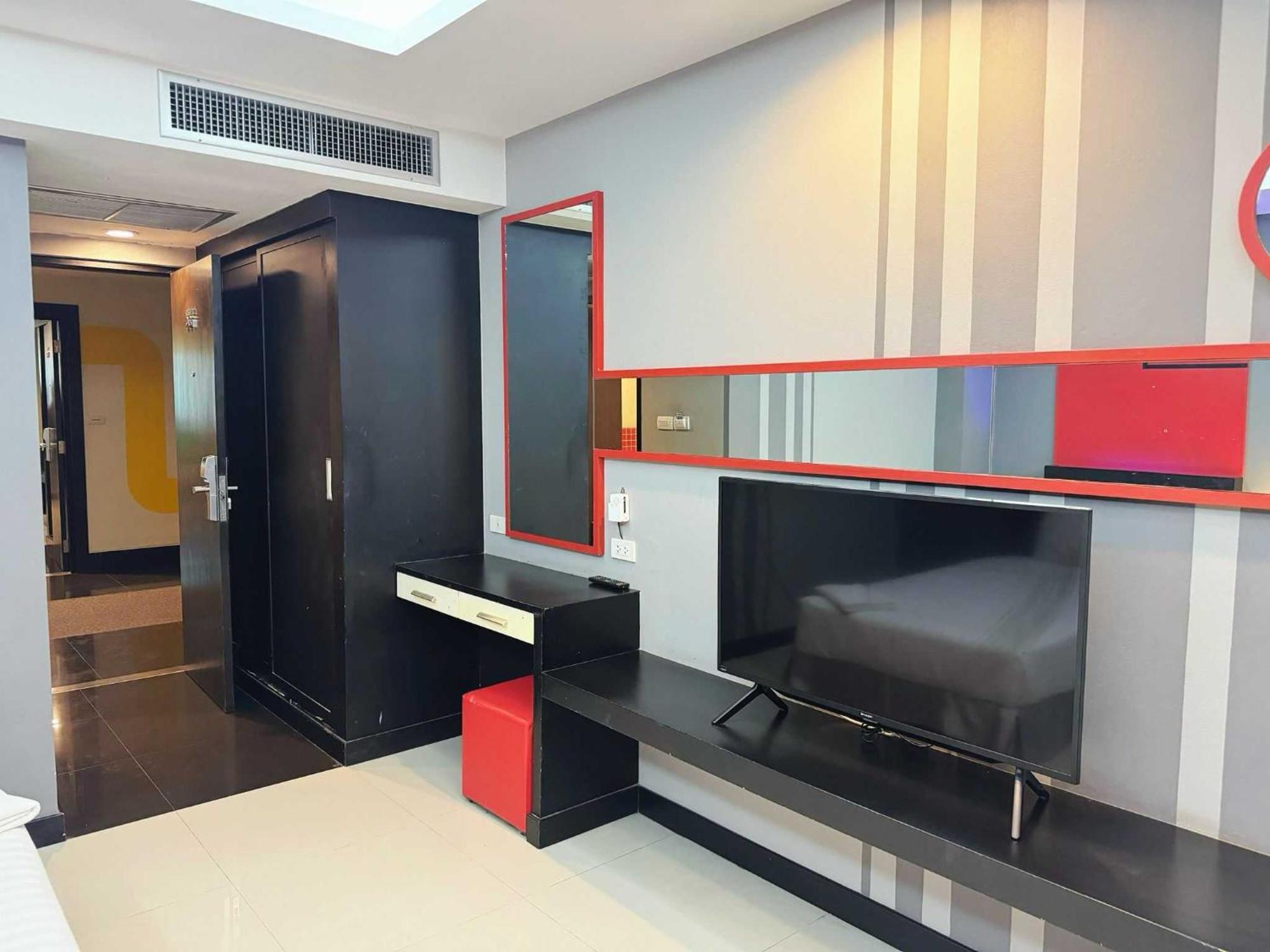 Capital O 75514 Vasidtee City Hotel Suphan Buri Bagian luar foto