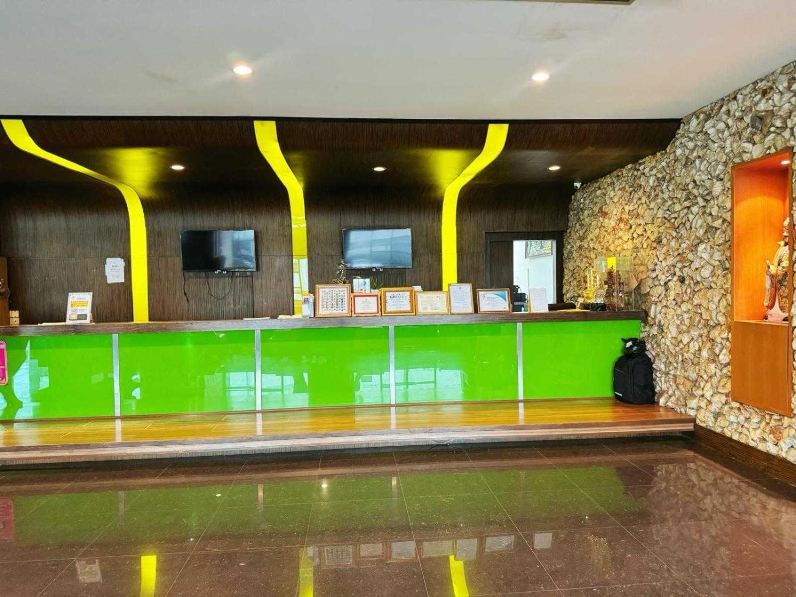 Capital O 75514 Vasidtee City Hotel Suphan Buri Bagian luar foto