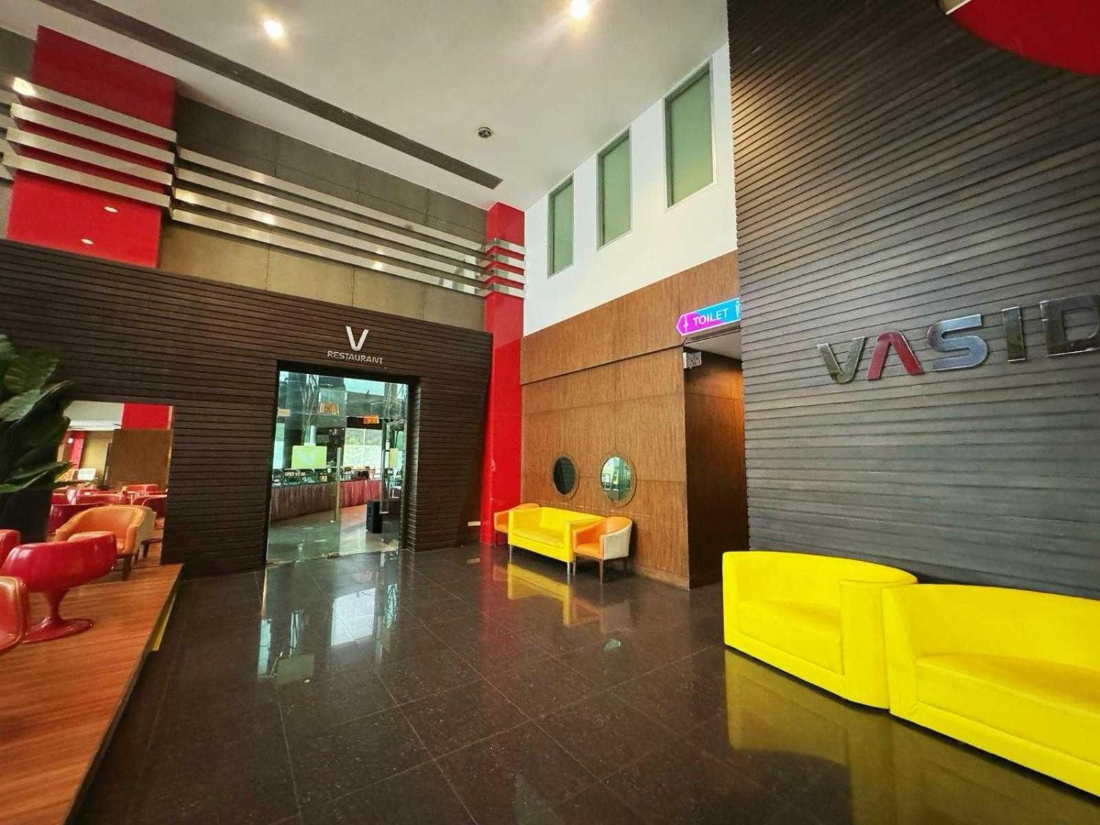 Capital O 75514 Vasidtee City Hotel Suphan Buri Bagian luar foto