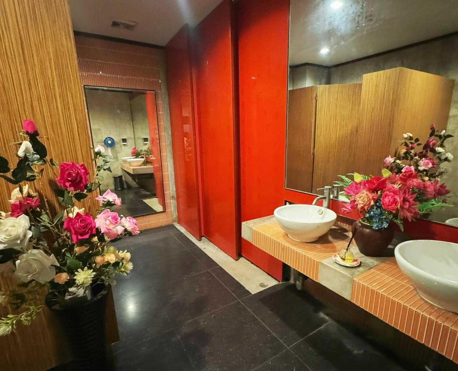 Capital O 75514 Vasidtee City Hotel Suphan Buri Bagian luar foto