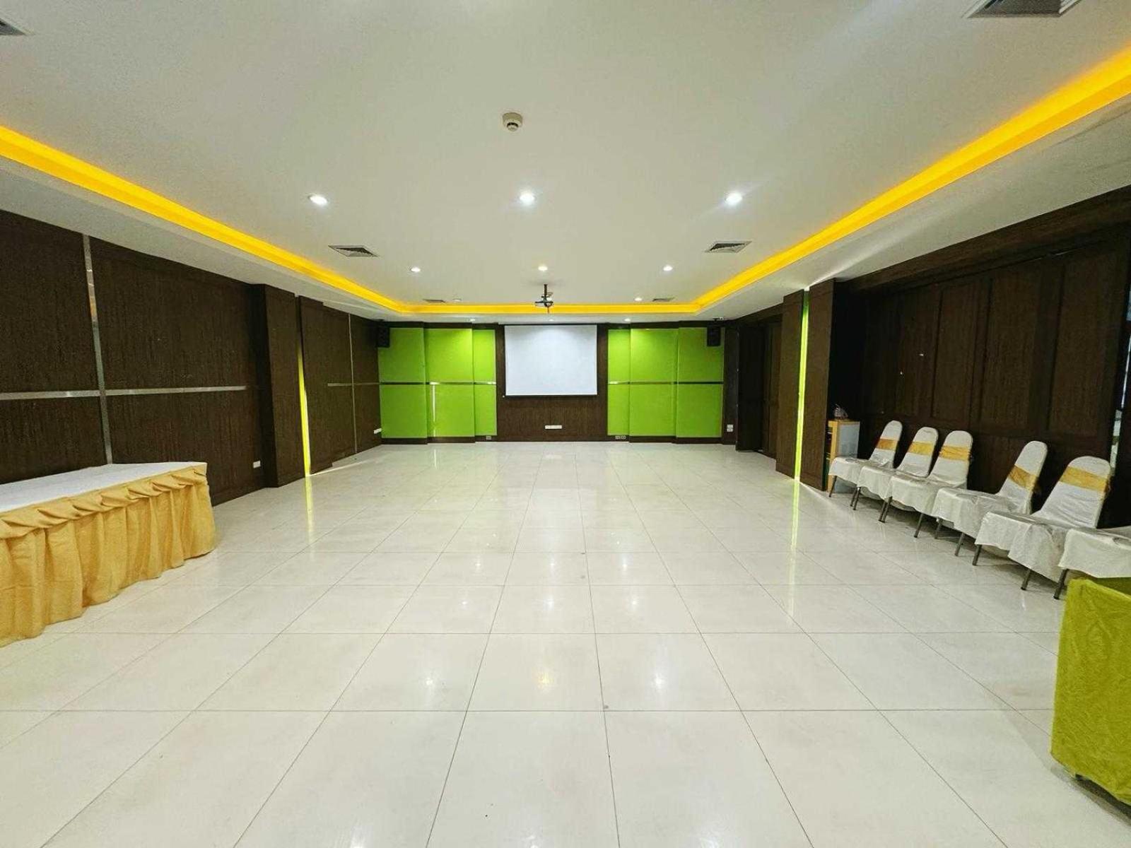 Capital O 75514 Vasidtee City Hotel Suphan Buri Bagian luar foto