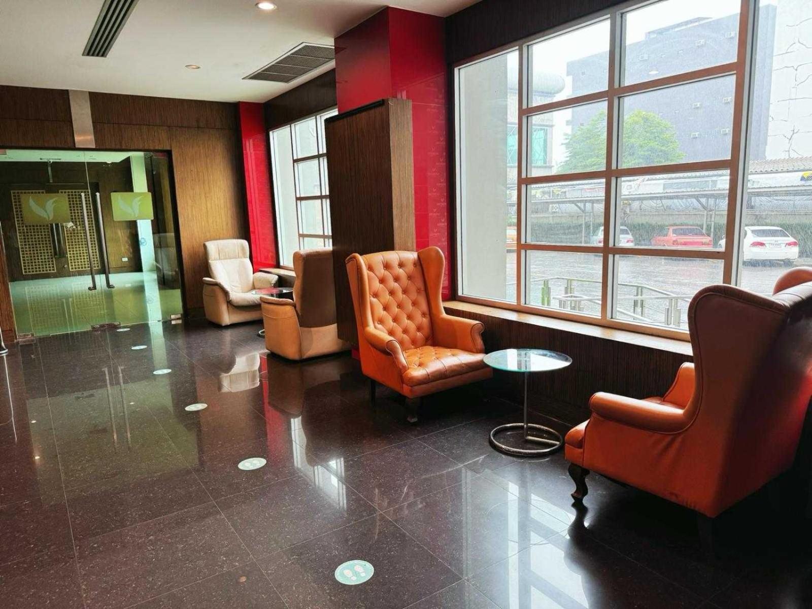 Capital O 75514 Vasidtee City Hotel Suphan Buri Bagian luar foto