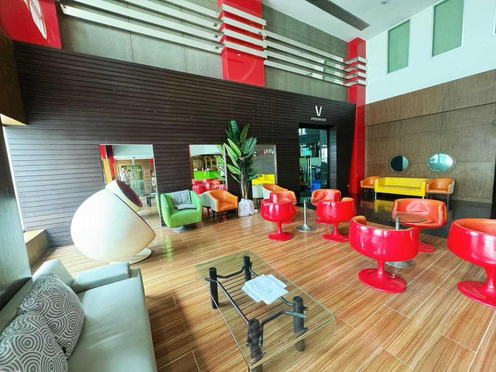 Capital O 75514 Vasidtee City Hotel Suphan Buri Bagian luar foto