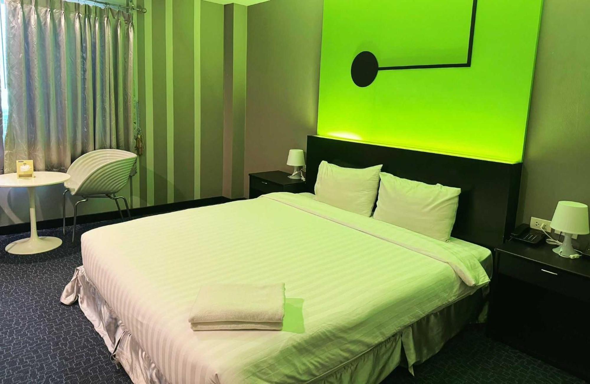 Capital O 75514 Vasidtee City Hotel Suphan Buri Bagian luar foto
