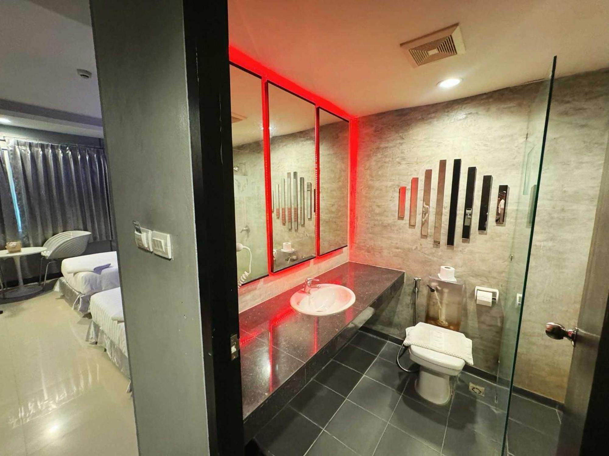 Capital O 75514 Vasidtee City Hotel Suphan Buri Bagian luar foto