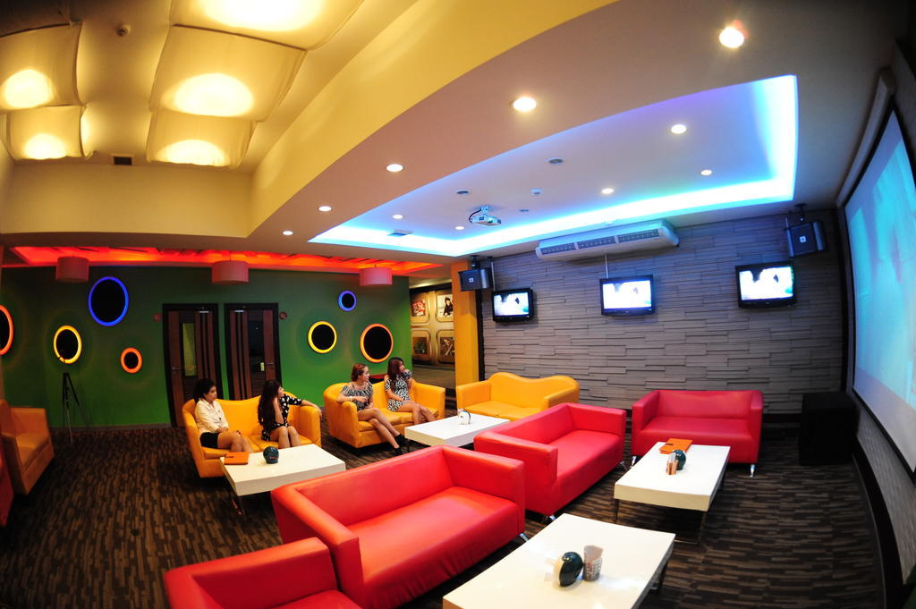 Capital O 75514 Vasidtee City Hotel Suphan Buri Bagian luar foto