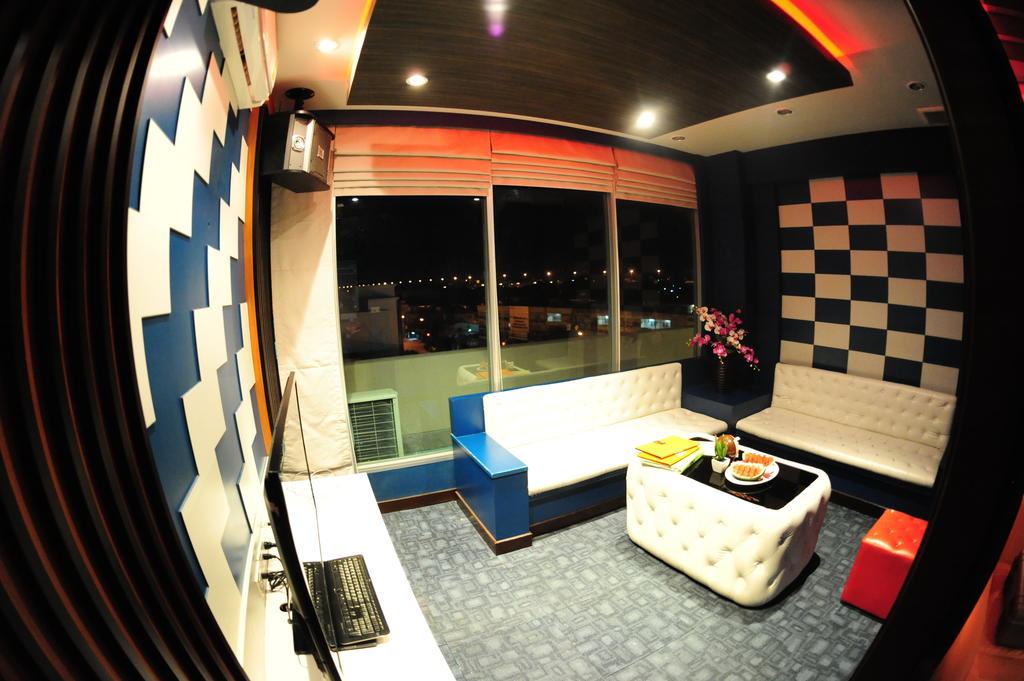 Capital O 75514 Vasidtee City Hotel Suphan Buri Bagian luar foto